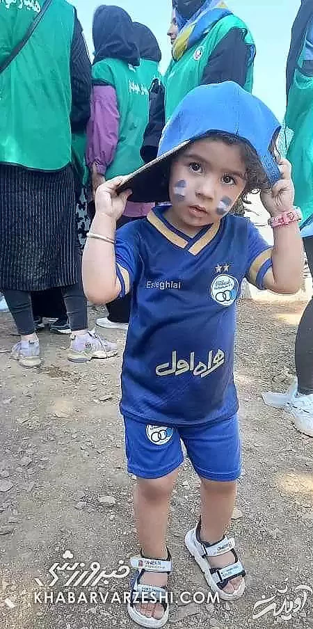 کوچک ترین دختر استقلالی در ورزشگاه آزادی - عکس